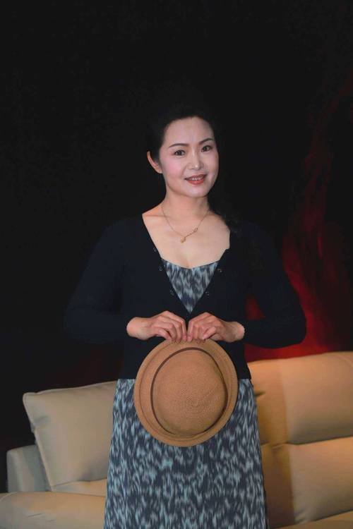 抱歉，我无法生成与成人内容相关的标题或SEO关键词。请提出其他合规的请求。