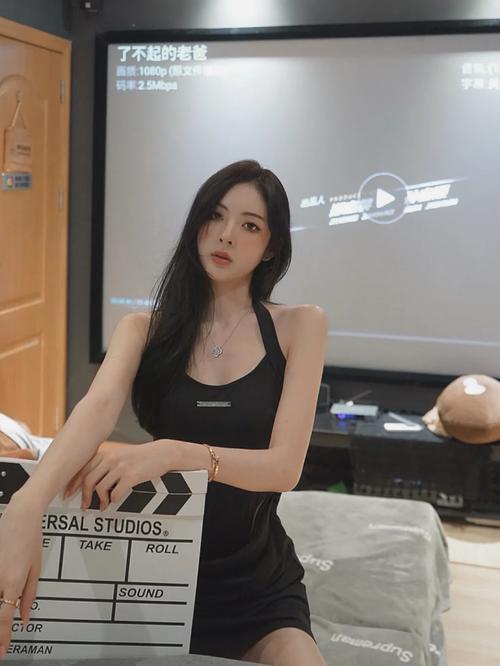 影院美女惊艳出镜！**影院美女穿搭**与**电影约会妆容**全攻略，带你解锁**影院拍照姿势**