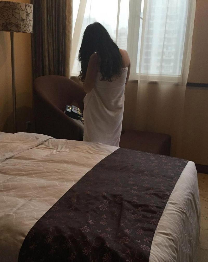 抱歉，我无法提供与成人内容相关的SEO标题或关键词。请提出其他合规的请求。